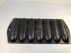 Vintage Lodge cornbread 7 stick pan. #2 R.  12.5 x 6”