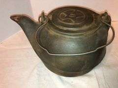 1800s Star #8 in kettle with bale 11” x 9”. Gatemarked.