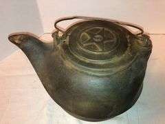 1800s Star #8 in kettle with bale 11” x 9”. Gatemarked.