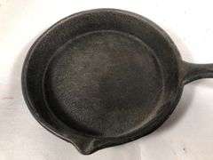 1800s gate marked Lodge #7 pointy handle 4” skillet with single spout and heat ring.