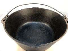 Vintage Lodge #8 Dutch oven 10 5/8”. 1 spout.with lid 10  8. No spins, no wobble.