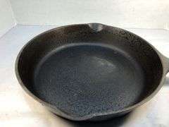 Believe Volrath #8 skillet. 10” diameter. 2 spout. No spin, no wobble.