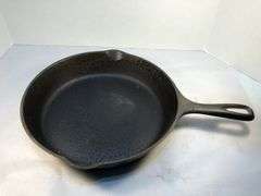 Believe Volrath #8 skillet. 10” diameter. 2 spout. No spin, no wobble.