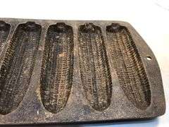 Rare Lodge 9 stick cornbread muffin pan. 2 feet. No markings. 15 3/4 x 5.75”