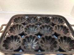 Antique gate marked cast iron 12 cup Turk'sHead gem pan. 14 3/4 by 10”. Muffin cup diameter 3”.