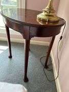 Queen Anne style oval side table…..scratching/scuffing…..27-1/2 x 19-1/2 x 26 tall