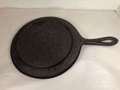 #7 gate marked griddle. 8.5” diameter. With heat ring. No spin, no wobble.