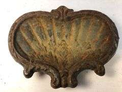 Vintage heavy cast iron shell shaped floral footed soap dish. 4.5 x 3.5”