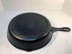 Lodge 10 1/2” 2 spout skillet with heat ring. No spin, no wobble.