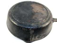 Vintage Lodge #5 2 spout skillet with 3 notch heat ring. 8” diameter. No spin, no wobble.