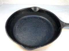 Wagner Ware 2 spout #6 skillet. No spin, no wobble.