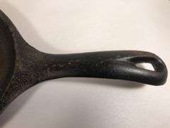 Lodge oval sizzle server #2. Surface area 9.5 x 7”. Not seasoned. No spin or wobble.