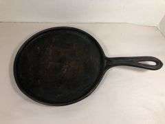 #7 gate marked griddle. 8.5” diameter. With heat ring. No spin, no wobble.