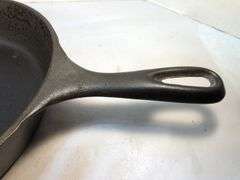 Believe Volrath #8 skillet. 10” diameter. 2 spout. No spin, no wobble.