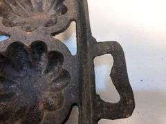 Antique gate marked cast iron 12 cup Turk'sHead gem pan. 14 3/4 by 10”. Muffin cup diameter 3”.