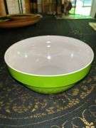 3-piece set of melamine mixing bowls with non-skid bottom (only 1 lid)