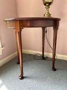 Queen Anne style oval side table…..scratching/scuffing…..27-1/2 x 19-1/2 x 26 tall