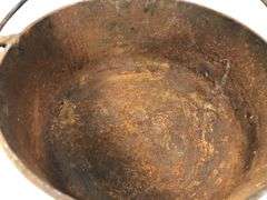 Rare #9 cast iron Dutch oven with lid and heat ring. Martin Stove and Range Co. Florence Ala. 10.75” diameter. No spin, no wobble.