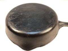 Wagner Ware 2 spout #6 skillet. No spin, no wobble.