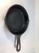 Lodge #3 skillet 3 notch with heat ring. 2 spouts. 6” diameter. No spin,no wobble.