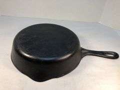 Wagner Ware 2 spout #6 skillet. No spin, no wobble.