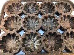 Antique gate marked cast iron 12 cup Turk'sHead gem pan. 14 3/4 by 10”. Muffin cup diameter 3”.