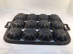 Antique gate marked cast iron 12 cup Turk'sHead gem pan. 14 3/4 by 10”. Muffin cup diameter 3”.