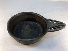 Antique cast iron porringer with heat ring by John Wright #218. 6” x 4” diameter.