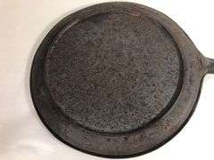 #7 gate marked griddle. 8.5” diameter. With heat ring. No spin, no wobble.