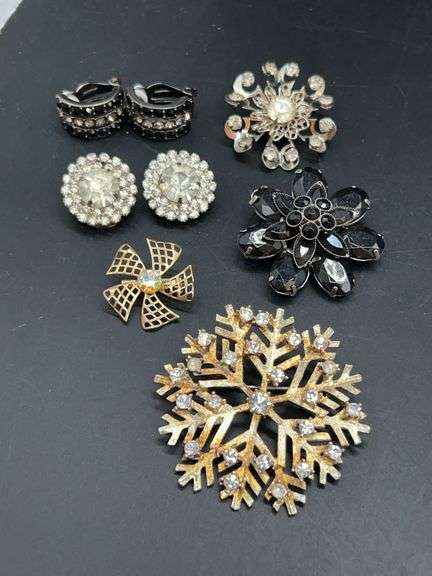 Spectacular selection of vintage rhinestone brooches and clip-on earrings…..big snowflake in front is a rare EISENBERG ICE image