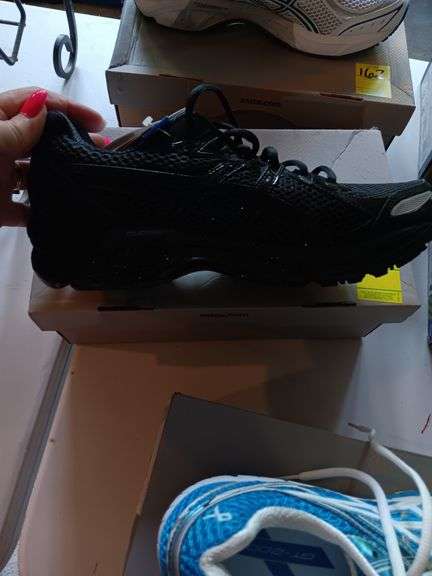 Oasis sneakers .. New in box size 10 image