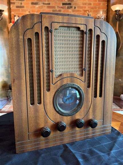 Vintage RCA Victor Tube Radio…..not working and small piece of laminate needs glued back on image