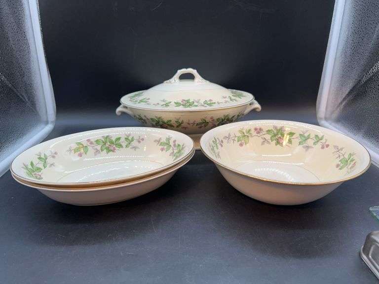 (4) (4) Vintage Homer Laughlin Eggshell Georgian Greenbriar China Accessory Pieces…..(1) covered casserole, (1) round serving bowl and (2) veggie bowls….. see letter in pics from Simonton Appraisals regarding China image