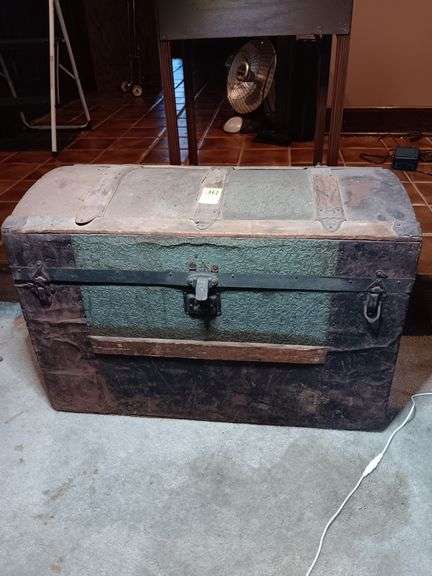 Vintage Trunk 29x20x15 1/2 .left hinge missing image
