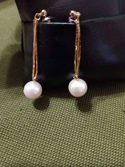 Pair of earrings image