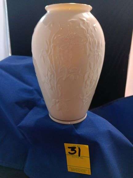 Lenox gold rimmed
Floral vase image