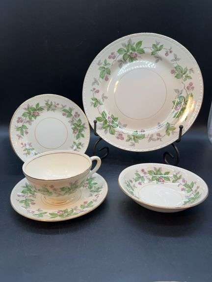 (4) 5-piece place settings Vintage Homer Laughlin Eggshell Georgian Greenbriar China…..20 total pieces…..dinner plate, dessert plate, fruit bowl, cup/saucer….. see letter in pics from Simonton Appraisals regarding China image