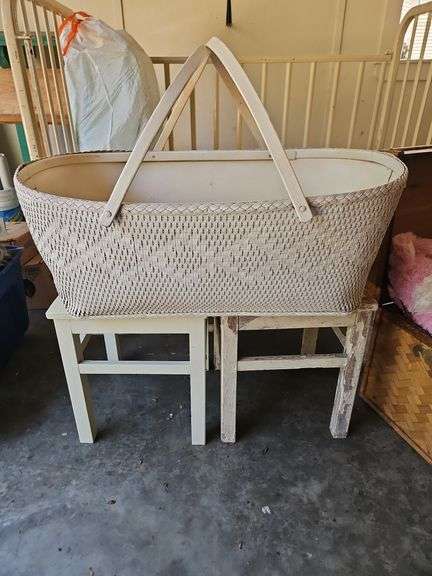 Large vintage Bassinet 32x20x12.5... image