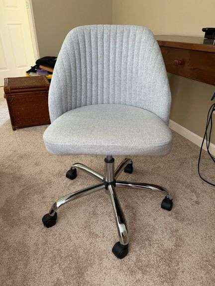 Extremely nice light gray soft linen upholstered swivel chair…..20-1/4 x 17-3/4 x 19 tall to seat (32 tall overall) image