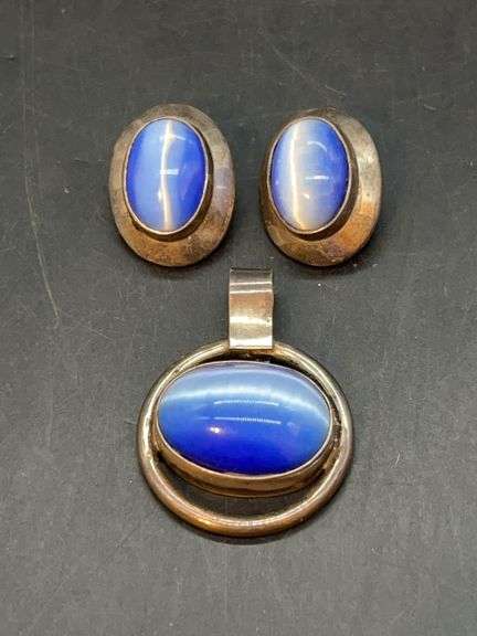Matching 3-pieces set of gorgeous blue cat eye sterling jewelry…..pair of clip-on earring and matching pendant…..40 grams image