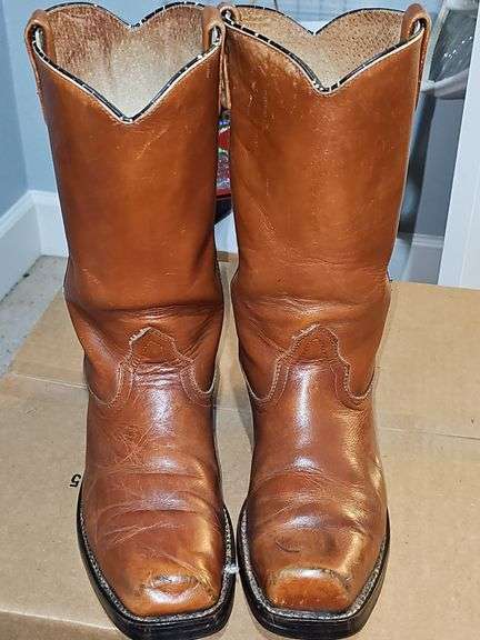 Leather cowboy boots size 10 1/2D.