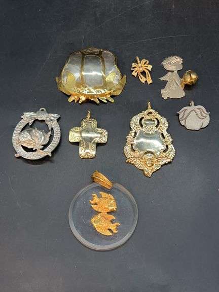 Great selection of pendants both gold tone and silver tone…..Christmas pendant is marked Martin Miazza image