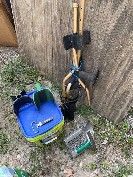 Large metal scoop, arm rests, coupling clamp