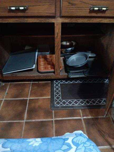 Contents of cabinet understove. See pictures image