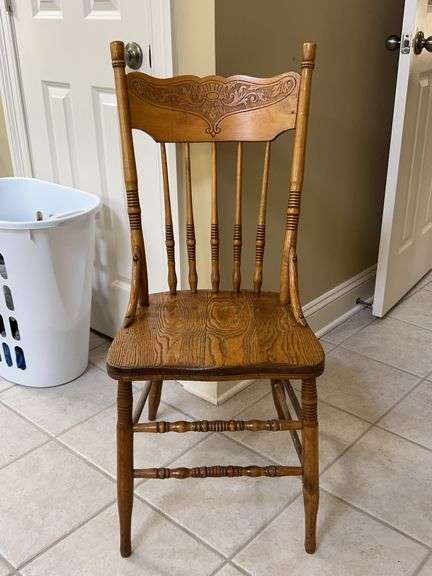 Vintage solid oak spindle back side dining chair…..16-1/2 x 15 x 18 tall to seat (38-1/2 tall overall) image