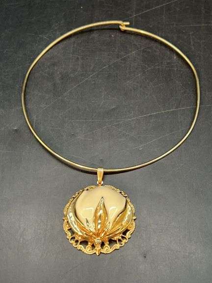 Gorgeous choker with extraordinary enamel and intricate gold tone designed cotton bolls…..pendant clasp is 1/20th 14K GF image