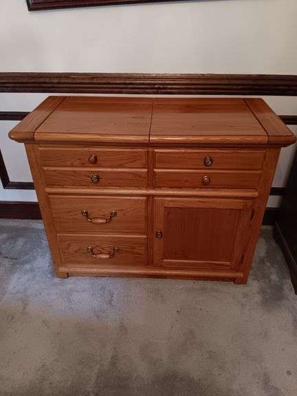 Oak Thomasville buffet..closed 43"x33"x19"...side pieces 17" which makes 68 1/2"with while open image