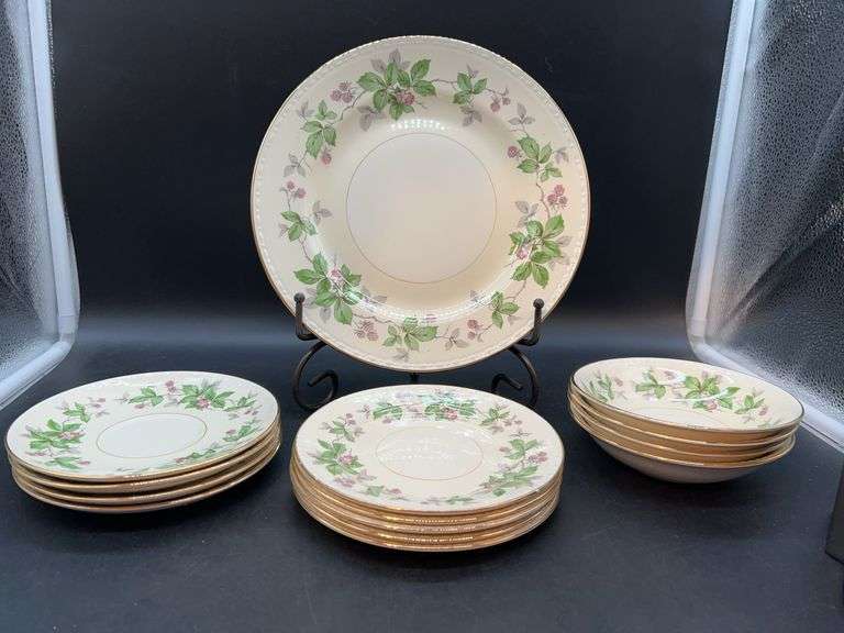 16 additional pieces of Vintage Homer Laughlin Eggshell Georgian Greenbriar China…..(3) dinner plates, (5) dessert plates (1 small chip), (4) fruit bowls, (4) saucers….. see letter in pics from Simonton Appraisals regarding China image