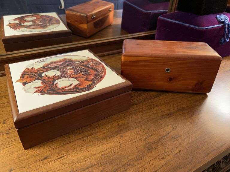 Selection of (2) wooden keepsake boxes…..left at one time held collectors plates and right is by Lane image