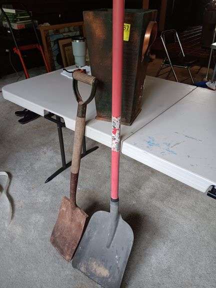 Umbrella stand in two shovels image